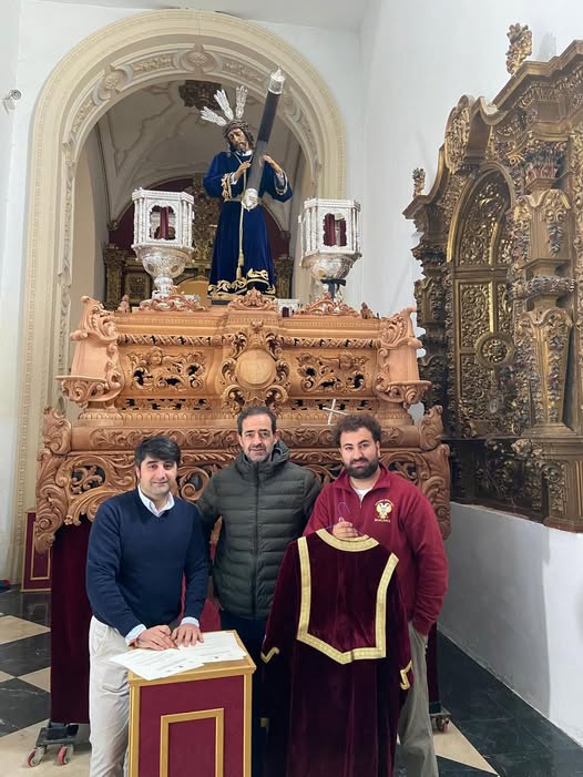 Cesión traje macero - Ayuntamiento - Gran Poder Bujalance